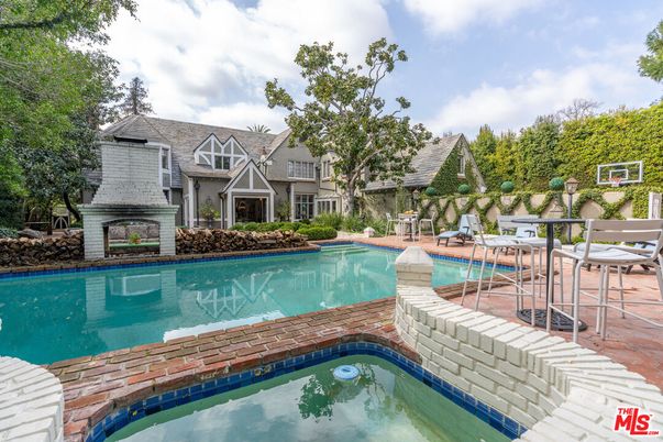 Exterior, Fireplace, Pool