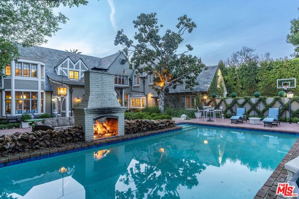 Exterior, Fireplace, Pool