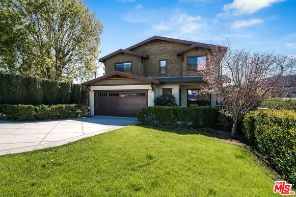 Attached, Exterior, Facade, American Craftsman