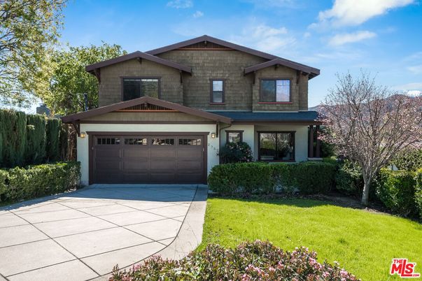 Attached, Exterior, Facade, American Craftsman