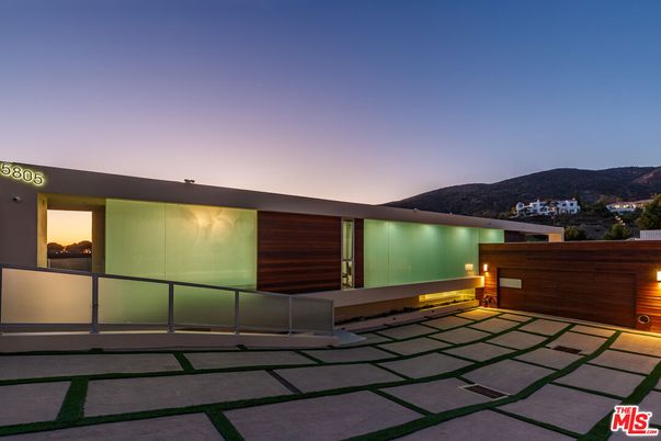 Exterior, Facade, Modern