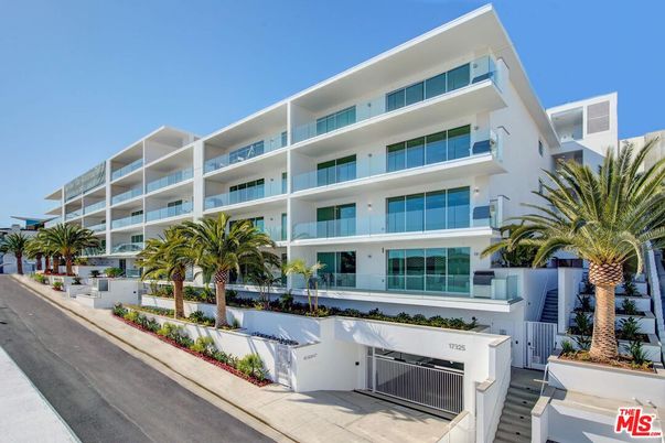 Exterior, Facade, Condo Building