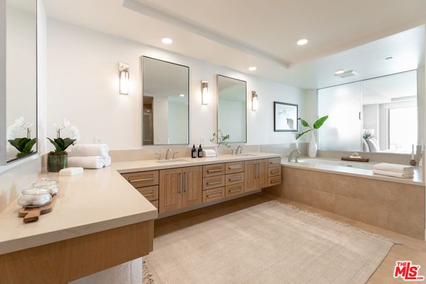 Bathroom, Dual Sink Vanities, Interior, Recessed Lighting