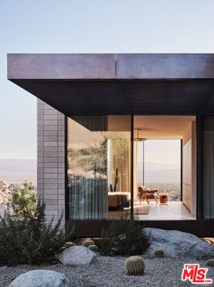 Exterior, Facade, Modern