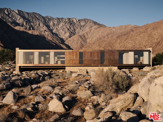 Exterior, Facade, Modern