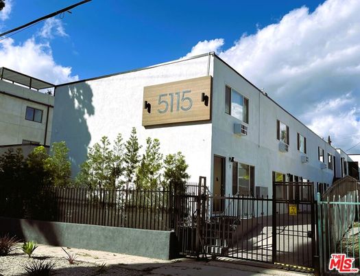 Exterior, Facade, Modern