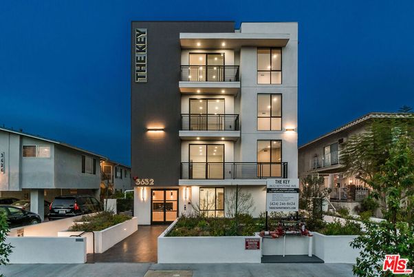 Exterior, Facade, Modern