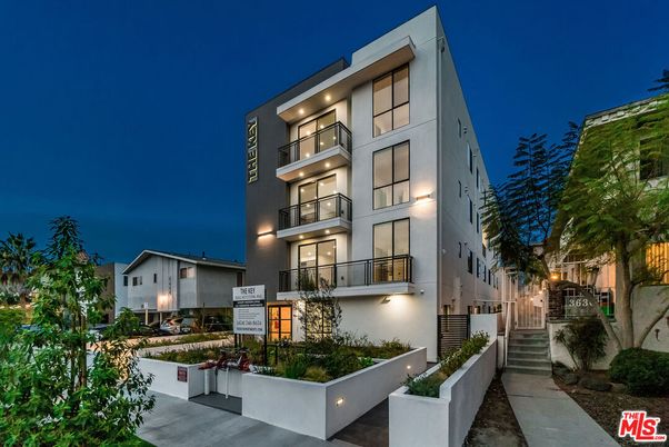 Exterior, Facade, Modern