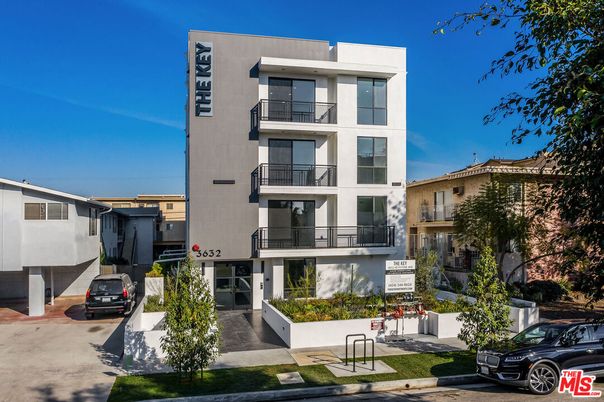 Exterior, Facade, Modern