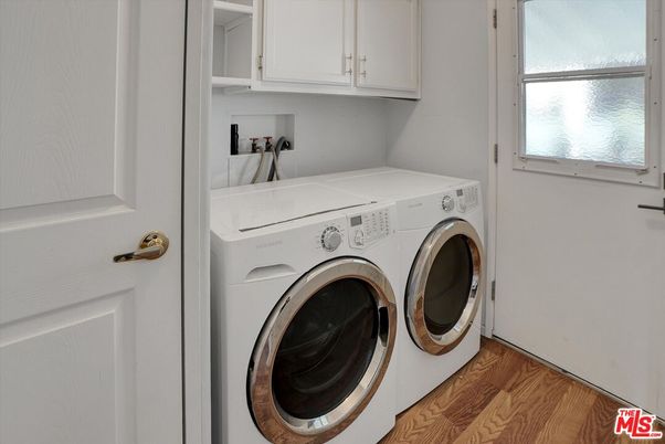 Interior, Utility Closets, Washer, Wood Texture Flooring