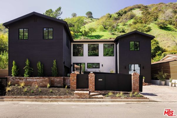 Exterior, Facade, Farmhouse