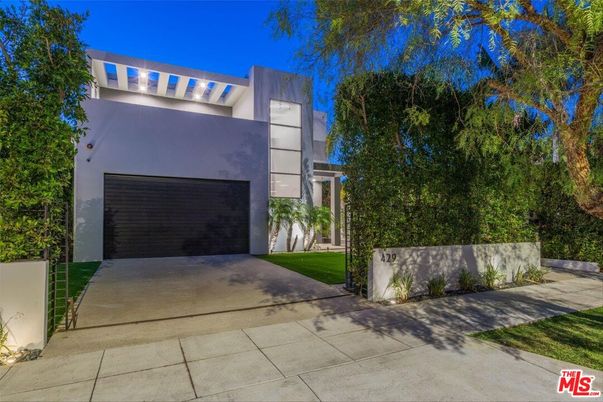 Attached, Exterior, Facade, Modern