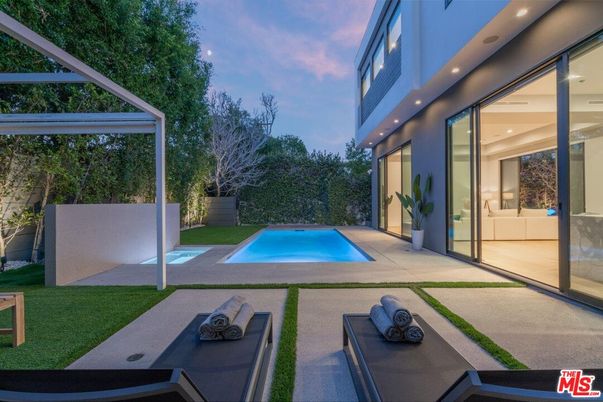 Exterior, Pool