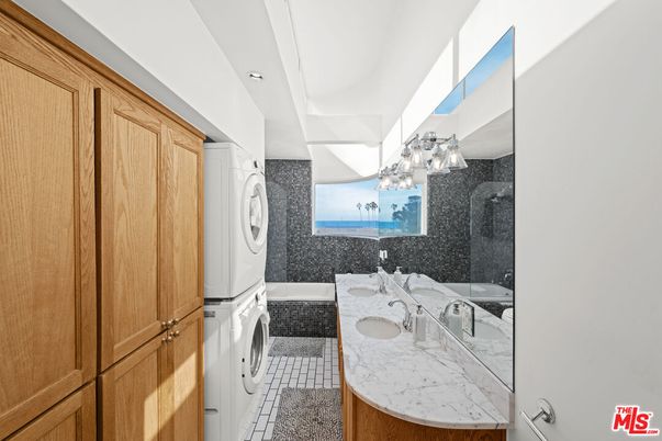 Bathroom, Interior, Recessed Lighting, Washer, Water