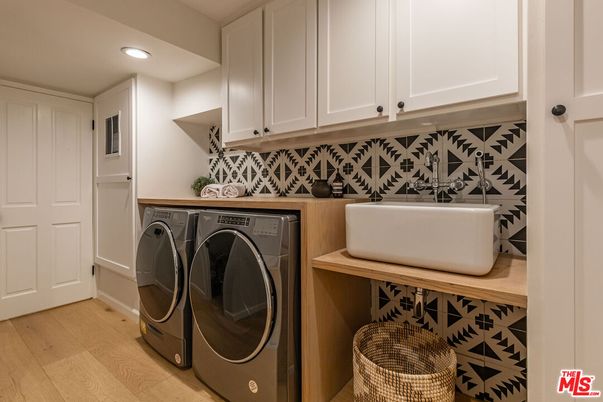 Interior, Recessed Lighting, Washer, Wood Texture Flooring