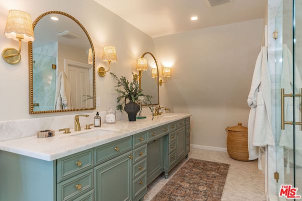 Bathroom, Dual Sink Vanities, Interior, Recessed Lighting