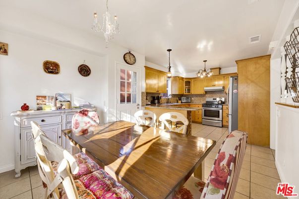 Chandelier, Dining room, Interior, Kitchen, Pendant Lights, Stainless Steel Appliances