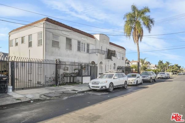 Exterior, Facade, Rowhouse
