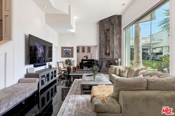 Fireplace, Interior, Living room, Piano, Recessed Lighting