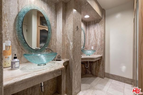 Bathroom, Interior, Recessed Lighting