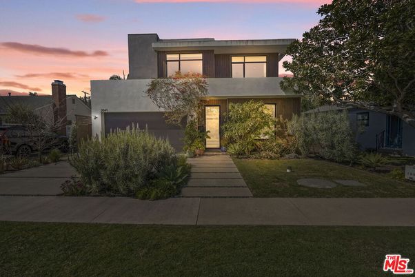 Attached, Backyard, Exterior, Facade, Modern