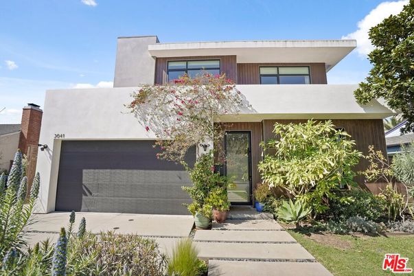 Attached, Exterior, Facade, Modern