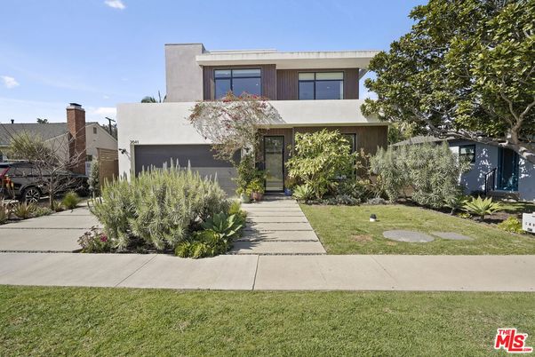Attached, Backyard, Exterior, Facade, Modern