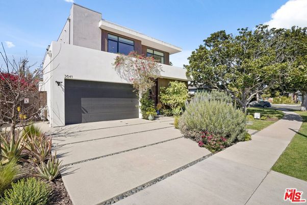 Attached, Exterior, Facade, Modern
