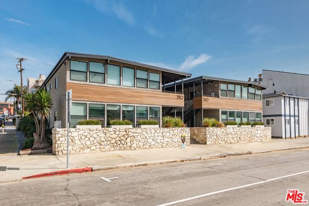 Exterior, Facade, Modern