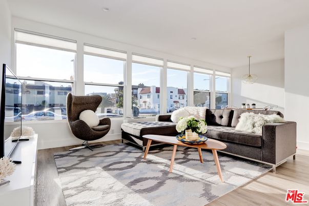 Interior, Living room, Pendant Lights, Wood Texture Flooring