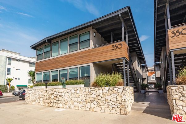 Exterior, Facade, Modern