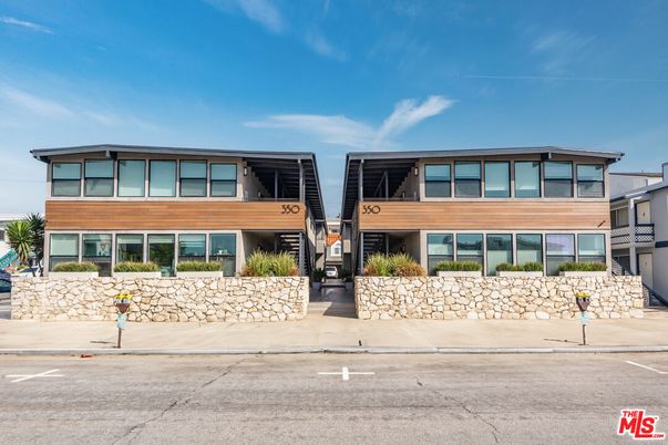 Exterior, Facade, Modern