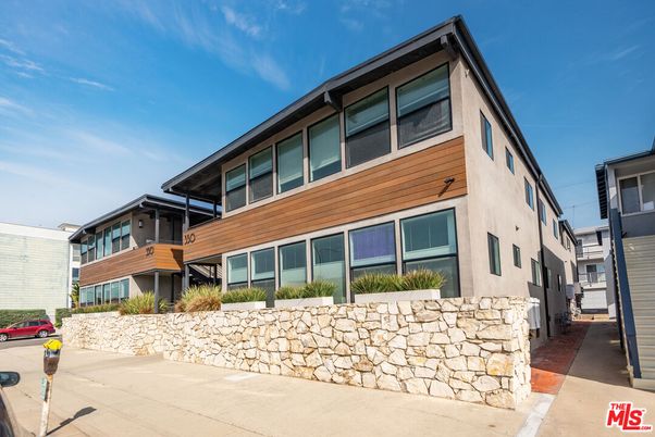 Exterior, Facade, Modern