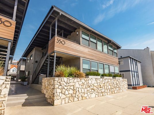 Exterior, Facade, Modern