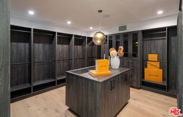 Interior, Pendant Lights, Recessed Lighting, Walk-in Closets, Wood Texture Flooring
