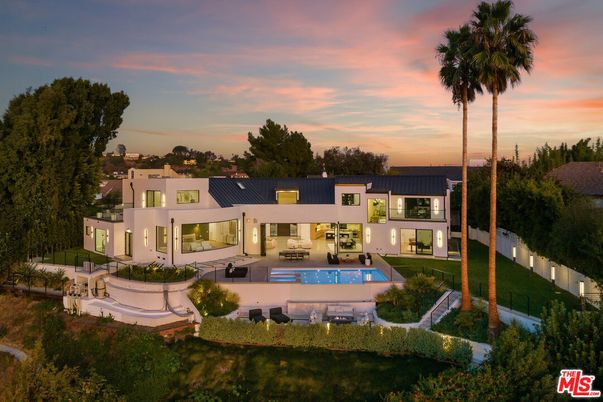 Backyard, Exterior, Facade, Pool, Modern