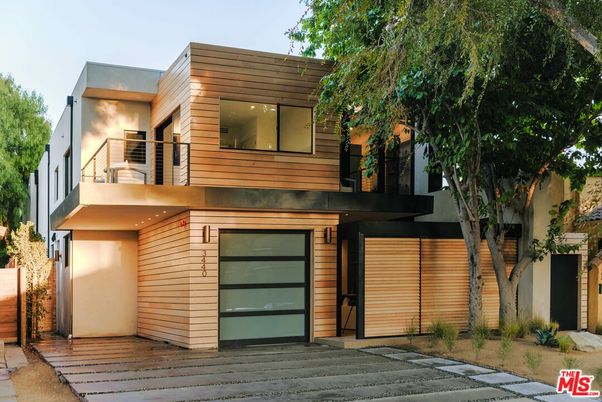 Exterior, Facade, Modern