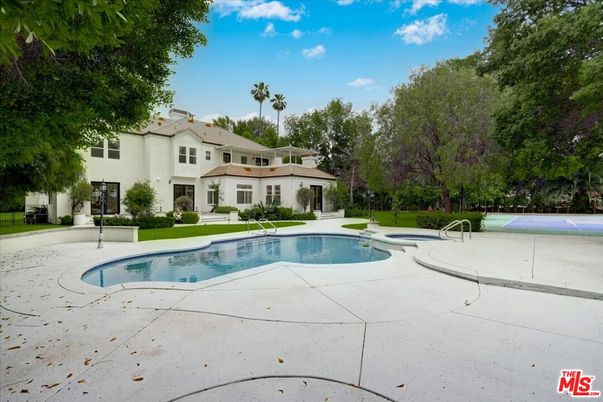 Exterior, Pool