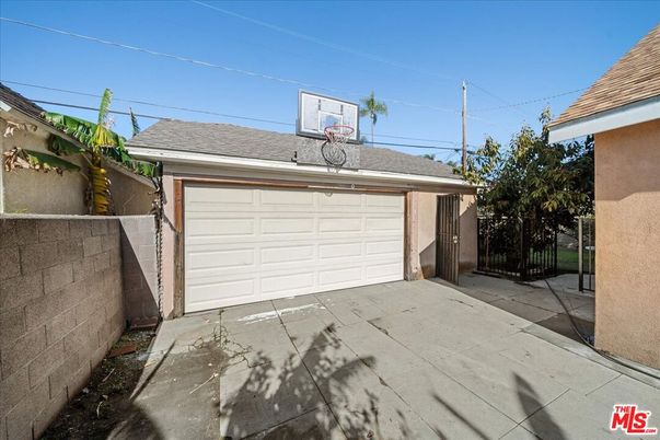 Detached Garage, Exterior