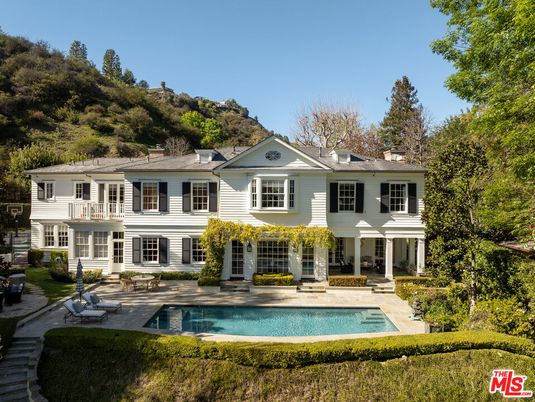 Exterior, Facade, Pool, Georgian