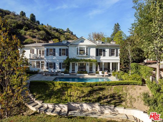 Exterior, Facade, Pool, Georgian