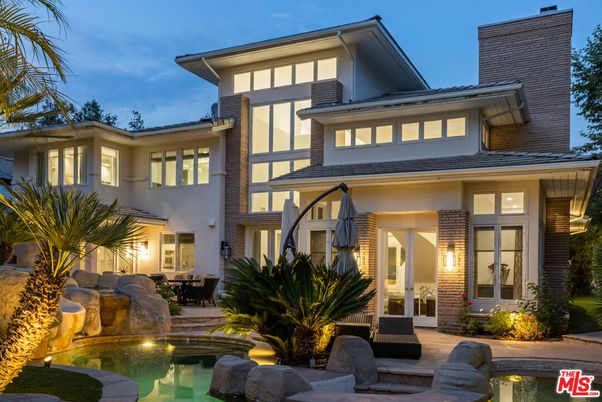 Exterior, Facade, Pool, Modern