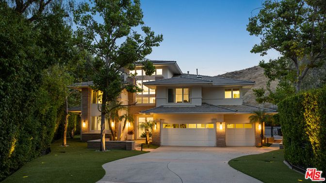 Attached, Exterior, Facade, Modern