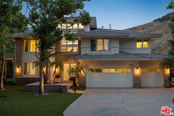 Attached, Exterior, Facade, Modern