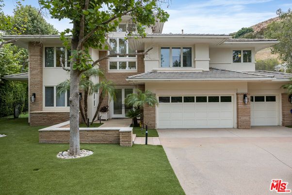 Attached, Exterior, Facade, Brick Facade, Modern