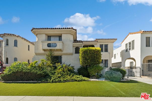Exterior, Facade, Mediterranean