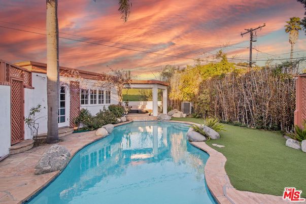 Exterior, Pool