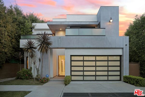 Attached, Exterior, Facade, Modern