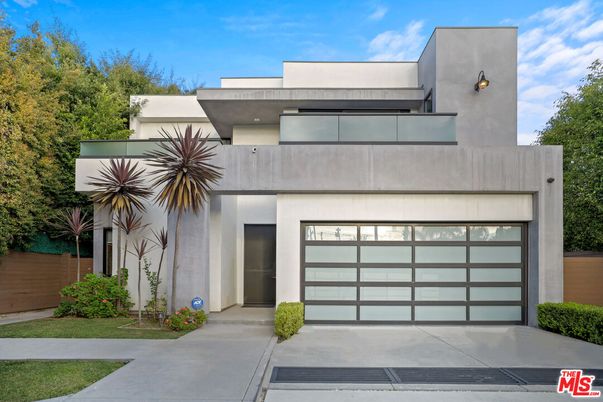 Attached, Exterior, Facade, Modern