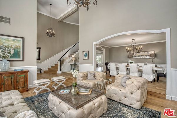 Chandelier, Dining room, Interior, Living room, Pendant Lights, Wood Texture Flooring